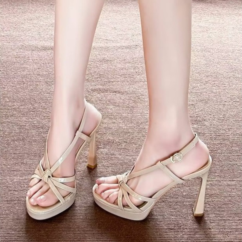 صنادل نسائية صيفية 2026 بتصميم - مراجعة Summer Clothing Stores وسعره