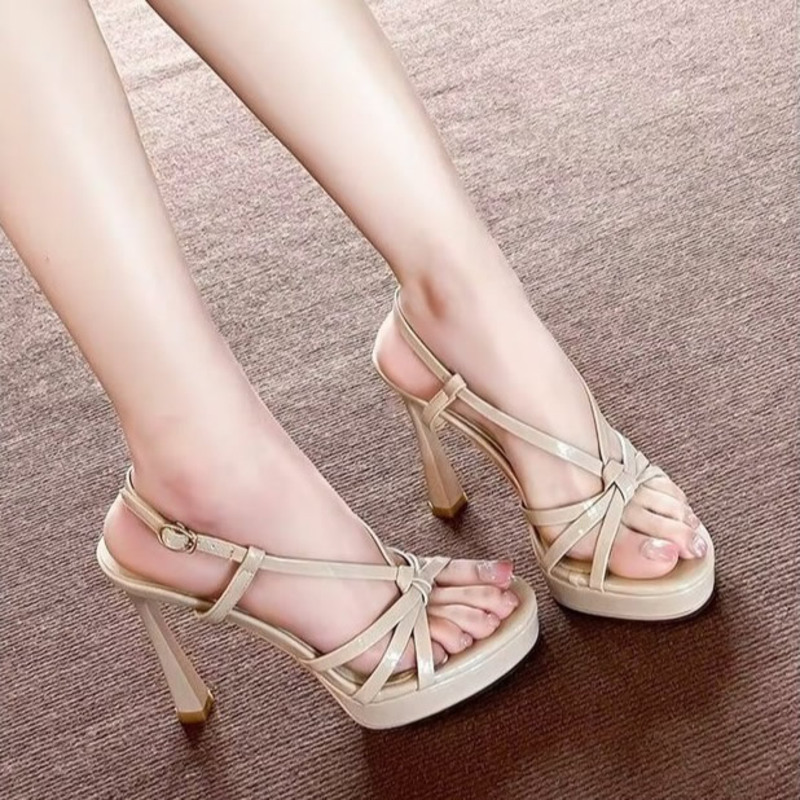 صنادل نسائية صيفية 2026 بتصميم - مراجعة Summer Clothing Stores وسعره