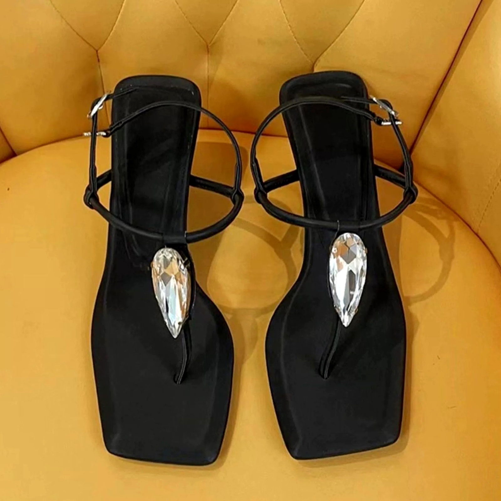 صندل نسائي جديد بحزام واحد من  - مراجعة Summer Clothing Stores وسعره